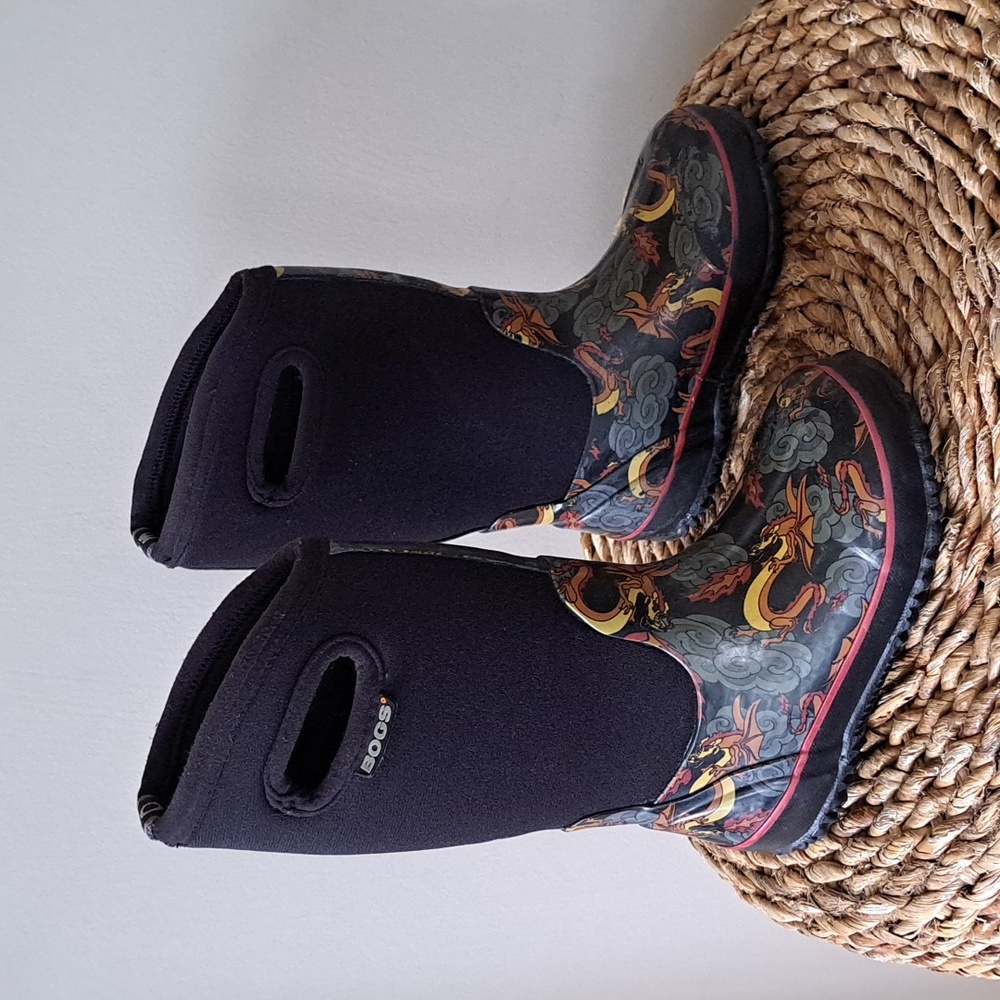 BOGS Youth Unisex Pull-On Waterproof/Insulated Winter/Rain Boots Dragon Print 11